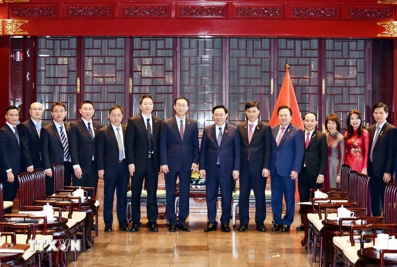 In Pictures NA Chairman Vuong Dinh Hue Works With Leaders Of Energy