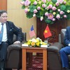 US Ambassador to Vietnam Marc E. Knapper (L) speaks at the meeting. (Photo: thainguyen.dcs.vn)