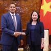 Vice President Vo Thi Anh Xuan (right) receives Swedish Ambassador to Vietnam Johan Ndisi in Hanoi on October 15. (Photo: VNA)