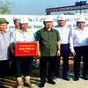 Deputy PM Tran Hong Ha presents gifts to workers working on the expressway.