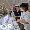 Users look for smartphones that support 5G connection at a store in Phan Rang - Thap Cham city, Ninh Thuan province. (Photo: VNA)