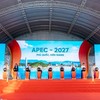 Deputy Prime Minister Tran Hong Ha and former leaders of the Party, State, ministries, and central branches perform the launch ceremony for preparations for APEC 2027 Summit Week.
