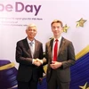 Vice Chairman of the Ho Chi Minh city People's Committee Vo Van Hoan (left) and EU Ambassador to Viet Nam Julien Guerrier. (Photo: VNA)