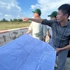 Phan Thanh Son, representative of the Project Design Board in Dak Lak, shared about the project with the delegation of the Australian Consulate General in Ho Chi Minh City. (Photo: NDO)