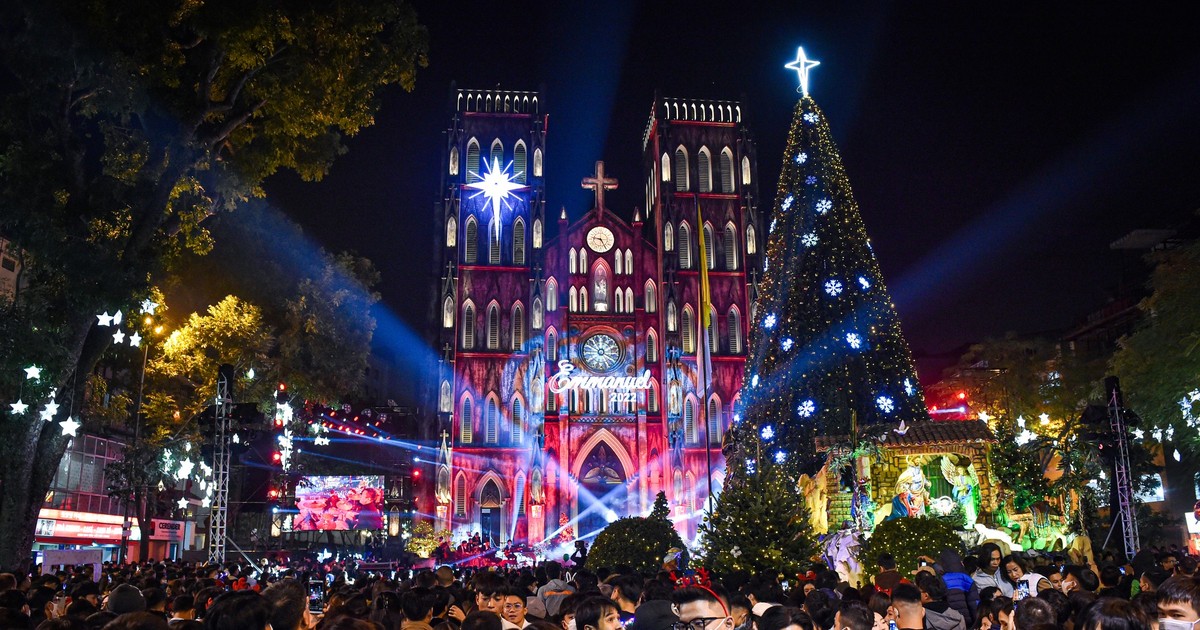 Festive Christmas atmosphere spread across big cities in Vietnam | Nhan Dan  Online