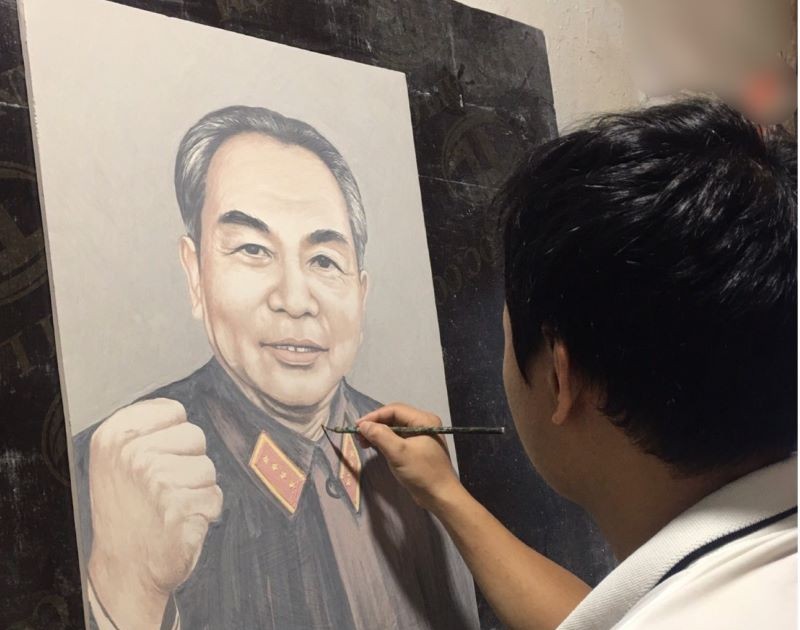 Artisan brings soul to porcelain paintings | Nhan Dan Online