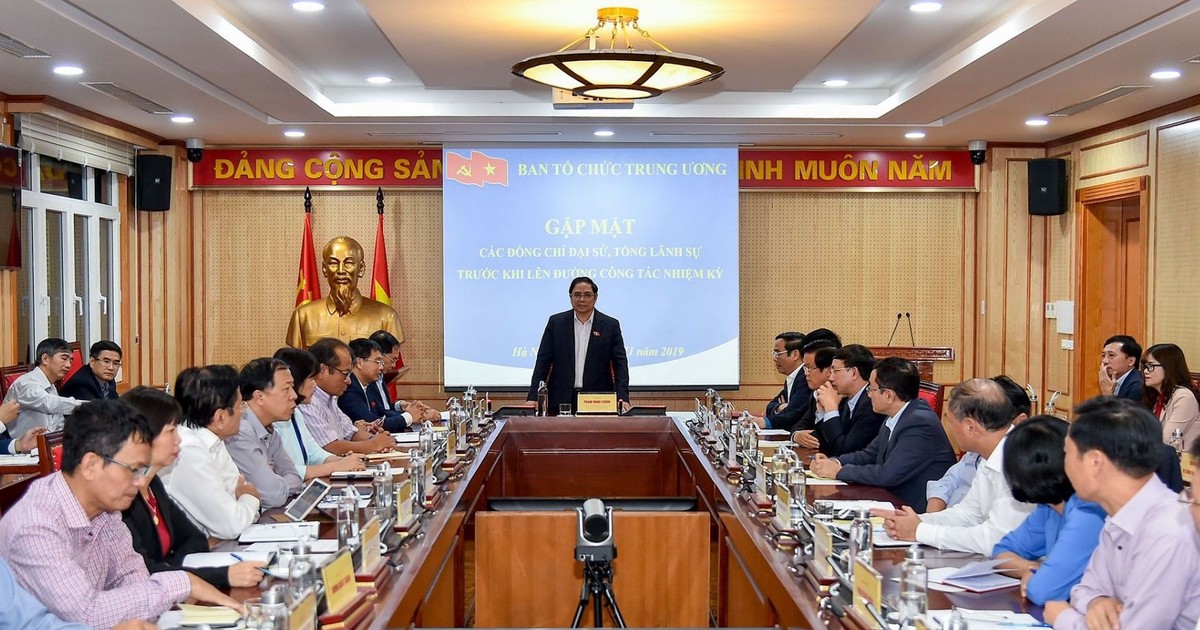 Politburo member Pham Minh Chinh meets heads of Vietnamese overseas ...