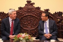 Vietnamese Ambassador to Russia Dang Minh Khoi (R) and First Vice Chairman of the Russian State Duma and Vice Chairman of the Communist Party of the Russian Federation (CPRF) Ivan Melnikov. (Photo: VNA)