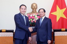Vietnamese Minister of Foreign Affairs Bui Thanh Son (R) and Mongolian Deputy Minister of Foreign Affairs Batsumber Munkhjin. (Photo: VNA)