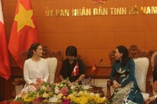 Deputy Secretary of the Ha Nam provincial Party Committee Dinh Thi Lua (right) receives Danish Crown Princess Mary Elizabeth on November 2. (Photo: NDO)