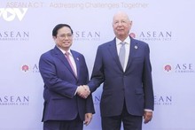 Prime Minister Pham Minh Chinh and Prof. Klaus Schwab, founder and Executive Chairman of the WEF (Photo: VOV)