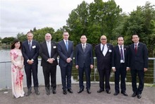 National Assembly Chairman Vuong Dinh Hue (4th, R) visits the University of Waikato in Hamilton city as part of his official visit to New Zealand. (Photo: VNA)