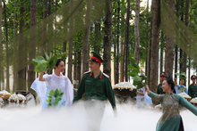 Soldiers and models at the art programme. (Photo: THE ANH)