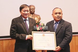 Ambassador Nguyen Ba Hung presents Friendship Order to Kaysone Phomvihane Museum. 
