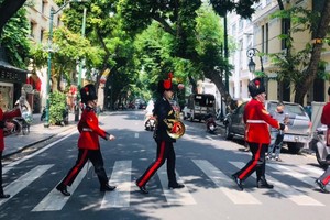 [In Pictures] UK Military Band performs on Hanoi streets