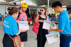 The Co To District working group provides paper bags to replace plastic bags for tourists in the first phase of the pilot programme. (Photo: Co To District Information-Culture Centre)