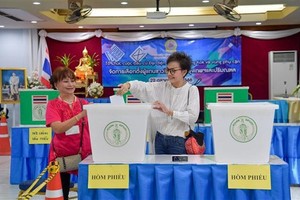 Overseas Vietnamese cast their votes at the election in Bangkok on October 22. (Photo: VNA)