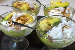 Cups of avocado durian ice cream with a generous amount of toppings. (Photo by VnExpress/Hien Duc)