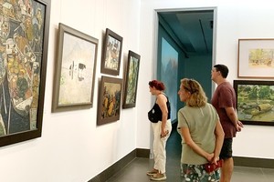 The exhibition attracts many foreign visitors on the opening day (Photo: VOV)
