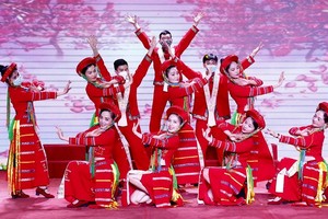 A dance performance entitled ‘Pa Then ethnic girls’ by artists from the Tuyen Quang provincial art troupe. (baodantoc.vn)