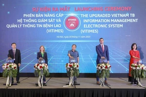 Delegates launch the upgraded Vietnam Tuberculosis (TB) information management electronic system (Vitimes).