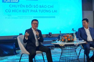 Member of the Party Central Committee (PCC), Editor-in-Chief of Nhan Dan (People) Newspaper, Deputy Head of the PCC Commission for Communication and Education, and Chairman of the Vietnam Journalists’ Association Le Quoc Minh speaks at the seminar.