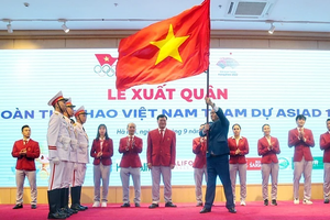 Vice Chairman of the National Assembly Tran Quang Phuong presents the flag to the Vietnamese Sports Delegation. (Photo: VNA)