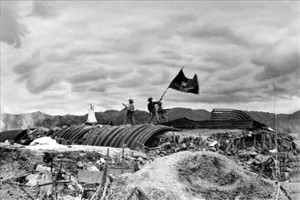On the afternoon of May 7, 1954, the "To Fight, To Win" flag of the Vietnam People's Army flew on the roof of General De Castries' bunker, marking the victory of the Dien Bien Phu campaign. (File photo: VNA) 