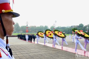 Leaders and former leaders of the Party, State, Government, National Assembly, and Vietnam Fatherland Front pay tribute to President Ho Chi Minh at his mausoleum (Photo: NDO) 