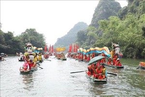 The dragon procession on Sao Khe river. (Photo: VNA)