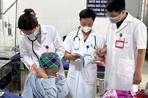 Doctors from Hanoi Medical University Hospital participate in examinations and consultations for patients at Xi Ma Cai Medical Centre (Lao Cai Province).