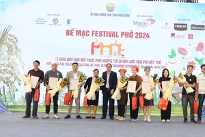 The organising committee presents certificates of participation in the 2024 Pho Festival to representatives of Pho brands from across the country.