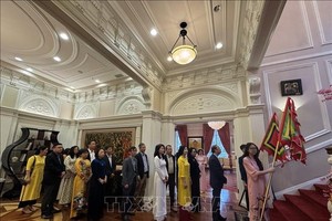 Ambassador Nguyen Quoc Dung and officials of the Vietnamese Embassy and Vietnamese representative offices in the US offer incense to Hung Kings (Photo: VNA)