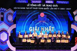 Le Quang Huy, Head of National Assembly's Committee on Science, Technology and Environment, and Phan Xuan Dung, Chairman of the Vietnam Union of Science and Technology Associations (VUSTA), present the first prizes to winners at the awards ceremony. (Photo: NDO)