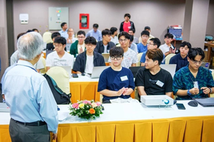 The 8th Vietnam School on Neutrinos gather 32 scientists and researchers in the field of Neutrinos physics from Japan, China, India, Italy, the UK, and the host country. (Photo: VNA)