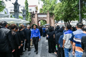 The organising committee has guided and divided traffic flow from Dong Hoi Commune headquarters to Lai Da Village Cultural House and at the same time, arranged electric cars to take people from Dong Hoi Commune headquarters to Lai Da Village gate, to register to pay their respects to General Secretary Nguyen Phu Trong.