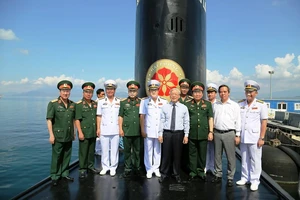 General Secretary Nguyen Phu Trong visited and encouraged officers and sailors of Submarine 184 on May 5, 2016.