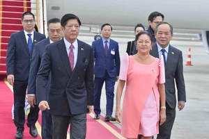 Philippine President Ferdinand Romualdez Marcos Jr. and his spouse arrive at Noi Bai International Airport in Hanoi. (Photo: VNA)