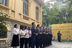 Hanoi leaders offer incense to late Party chief Tran Phu 