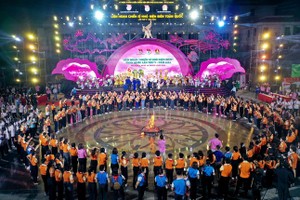 Dien Bien: Vietnamese record established with 500 children joining together for mass ‘Xoe’ folk dance (Photo: tienphong.vn)