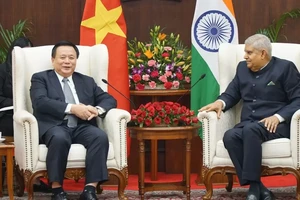 Politburo member Nguyen Xuan Thang (L) and Vice President and Chairman of the Rajya Sabha (upper house) Jagdeep Dhankhar (Photo: VOV)