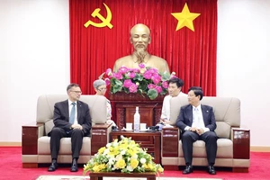 Chairman of the Binh Duong People’s Committee Vo Van Minh (R) and Australian Ambassador to Vietnam Andrew Goledzinowski at their meeting in the southern province on April 25. (Photo: VNA)