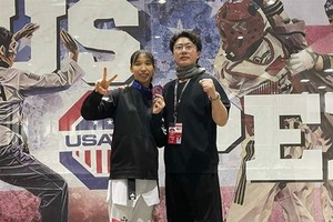 Taekwondo fighter Truong Thi Kim Tuyen (left) and her coach pose for photo after winning a silver at the US Open taekwondo tournament on February 19 in Nevada. (Photo courtesy of Truong Thi Kim Tuyen)