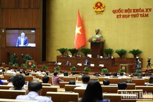 Transport Minister Nguyen Van Thang speaks about the north-south high-speed rail project before the National Assembly.