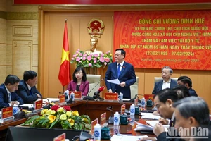 Chairman of the National Assembly Vuong Dinh Hue speaks at the meeting. (Photo: NDO)