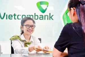 Transaction at Vietcombank. (Photo: NDO)