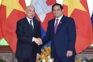 Prime Minister Pham Minh Chinh (R) meets with visiting Cambodian King Norodom Sihamoni in Hanoi. (Photo: NDO)