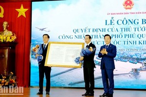 Deputy Prime Minister Tran Hong Ha presents the prime minister's decision to the leaders of Phu Quoc City and Kien Giang Province, marking an important milestone in the city's development.