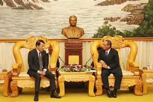Vietnamese Minister of Public Security General Luong Tam Quang (left) meets with Lao Deputy Prime Minister and Minister of Public Security General Vilay Lakhamphong in Vientiane on April 25. (Photo: VNA) 