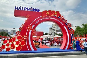 The exhibition titled “Economic, cultural, social, security and defence achievements of Hai Phong City – 70 years of construction and development.”